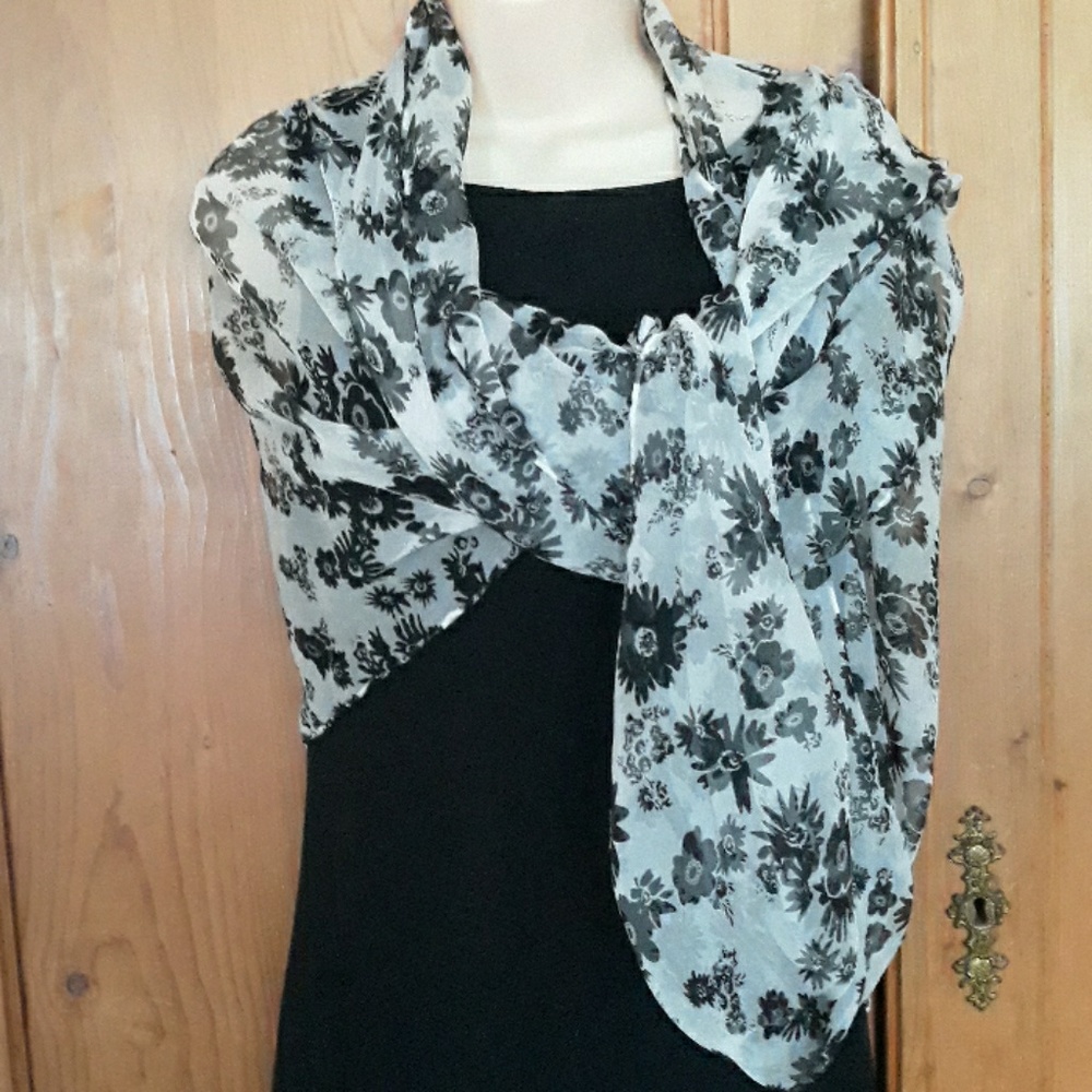 Sweet NWT Grandeur 100% Oblong Silk Scarf